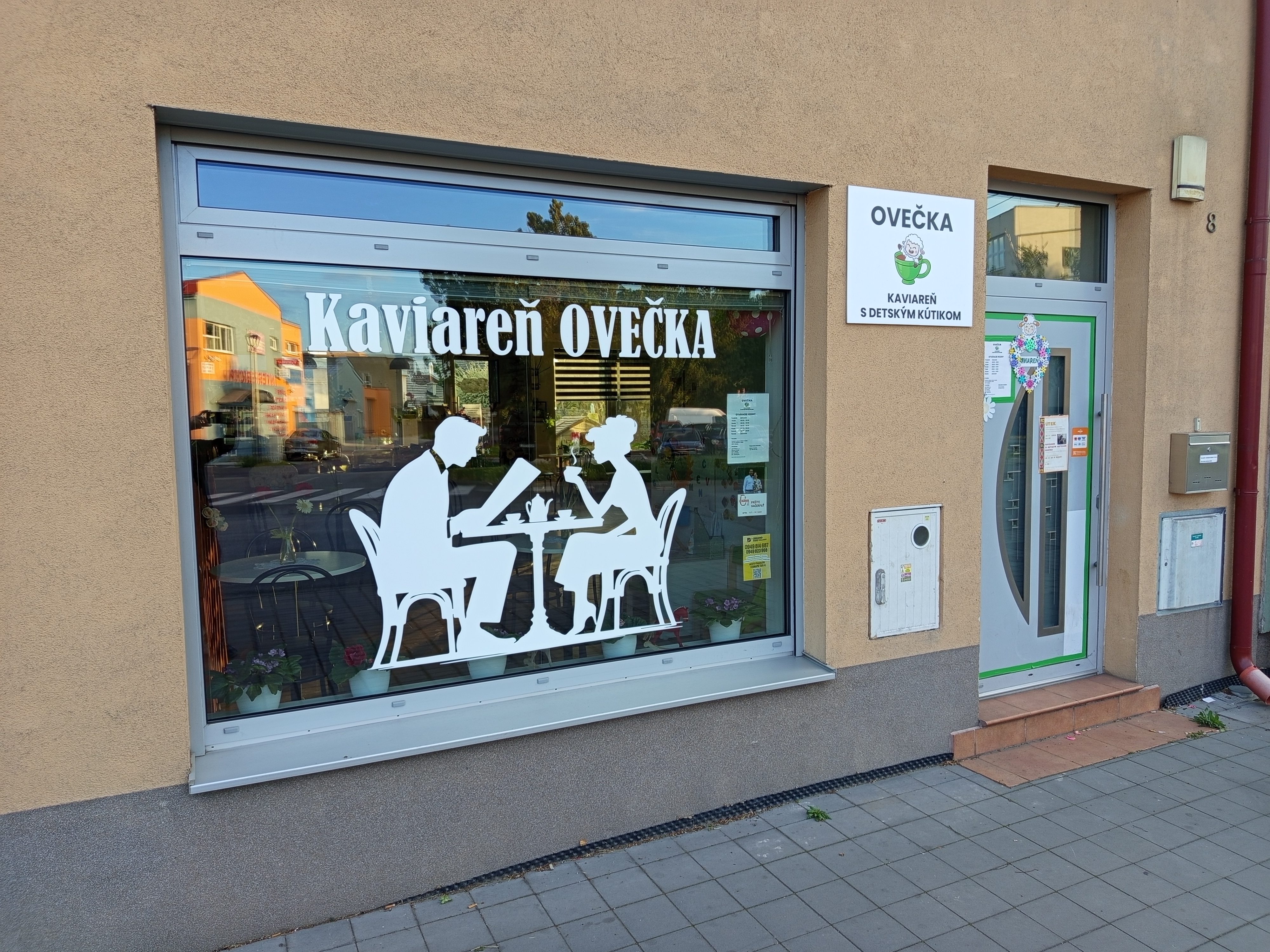 Posedenie vonku s výhľadom na kaviareň
